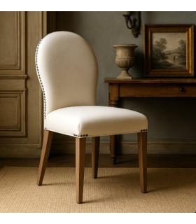 Silla tapizada en loneta cruda con tachuelas doradas estilo clásico. Mdmhogar