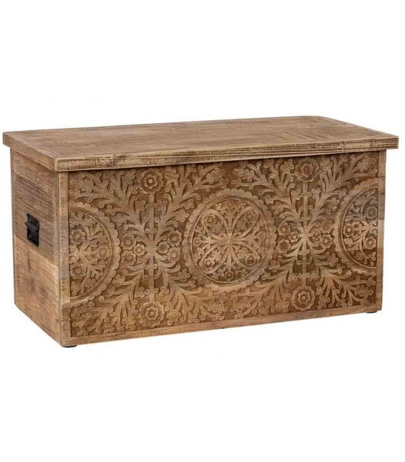 Baúl boho de madera maciza tallada con asas negras de metal.