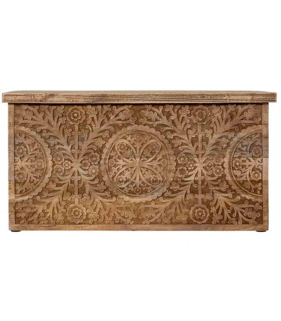 Baúl boho de madera maciza tallada con asas negras de metal. 1