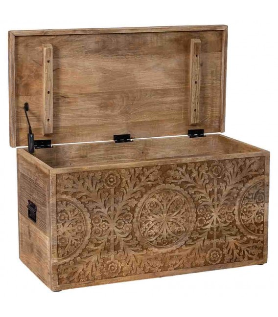 Baúl boho de madera maciza tallada con asas negras de metal. 2