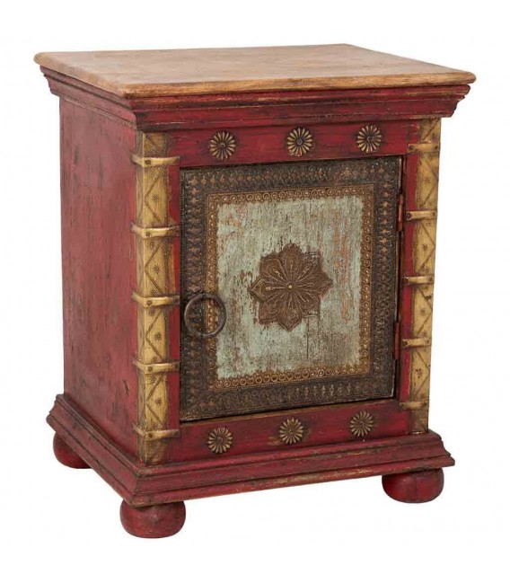 Mesita de noche étnica roja con apliques de metal dorado y turquesa.