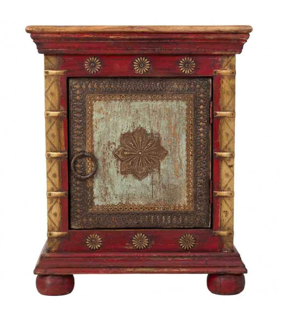 Mesita de noche étnica roja con apliques de metal dorado y turquesa. 1