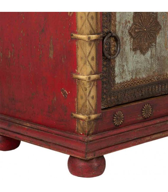 Mesita de noche étnica roja con apliques de metal dorado y turquesa. 5