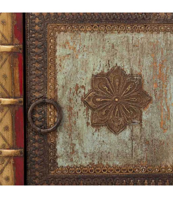 Mesita de noche étnica roja con apliques de metal dorado y turquesa. 5