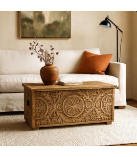 Baúl boho de madera maciza tallada con asas negras de metal. Mdmhogar