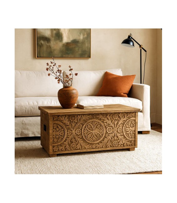 Baúl boho de madera maciza tallada con asas negras de metal. Mdmhogar