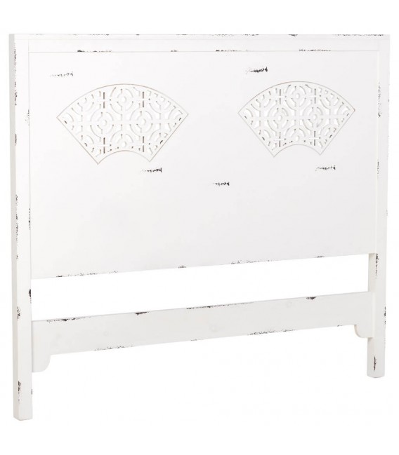 Cabecero de cama blanco rozado con calados decorativos orientales.