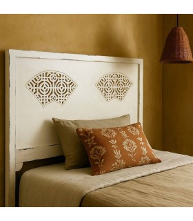 Cabecero de cama blanco rozado con calados decorativos orientales. Mdmhogar