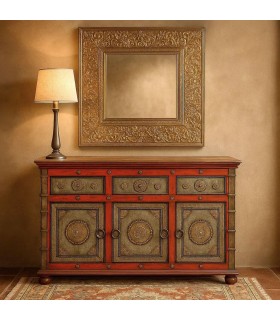 Aparador étnico de madera roja, detalles dorados y aire artesanal. Mdmhogar