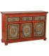 Aparador étnico de madera roja, detalles dorados y aire artesanal.