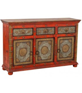 Aparador étnico de madera roja, detalles dorados y aire artesanal.