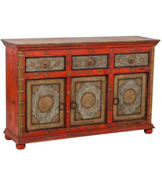 Aparador étnico de madera roja, detalles dorados y aire artesanal.