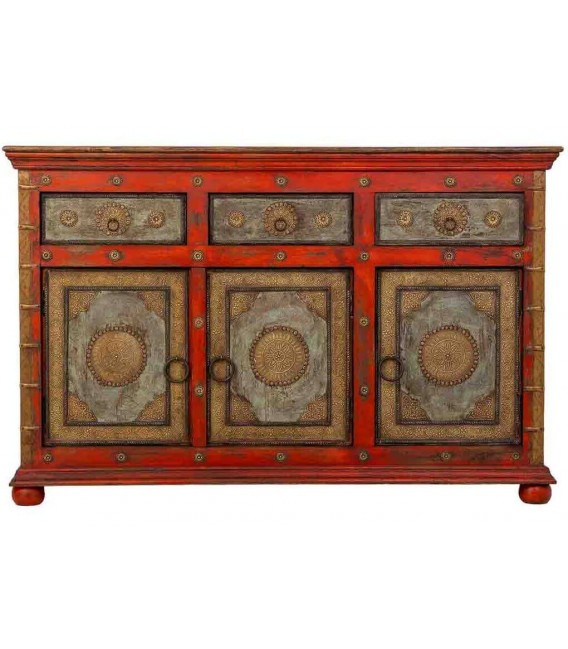Aparador étnico de madera roja, detalles dorados y aire artesanal. 1