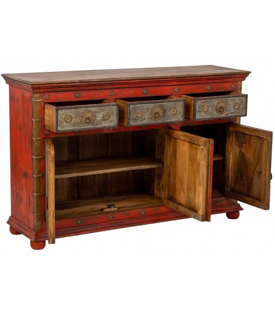 Aparador étnico de madera roja, detalles dorados y aire artesanal. 2