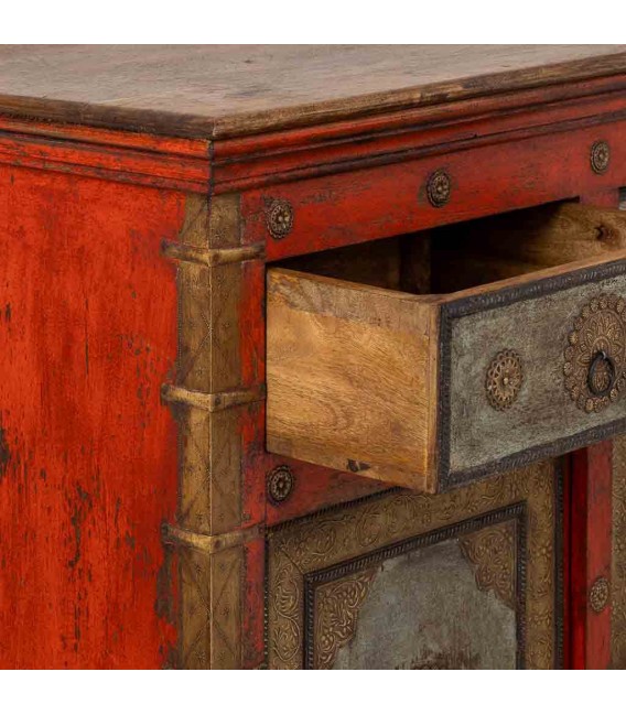 Aparador étnico de madera roja, detalles dorados y aire artesanal. 4