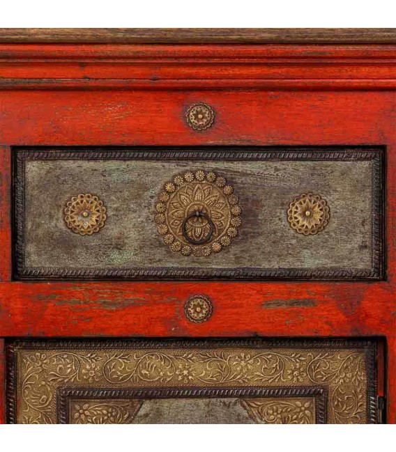 Aparador étnico de madera roja, detalles dorados y aire artesanal. 5