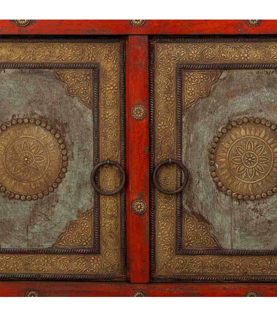 Aparador étnico de madera roja, detalles dorados y aire artesanal. 6
