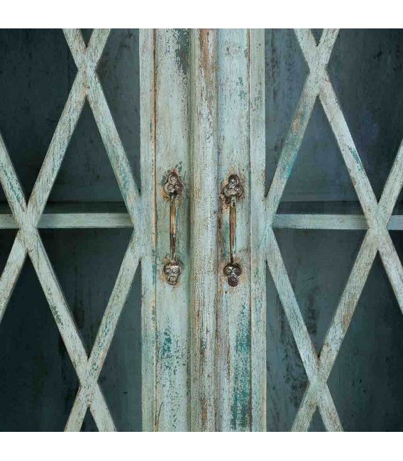 Vitrina boho turquesa envejecida con celosía, ideal para decorar. 5