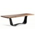 Mesa de comedor industrial en madera natural y hierro negro.