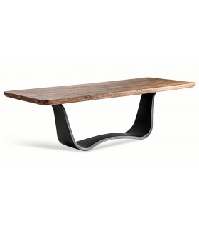 Mesa de comedor industrial en madera natural y hierro negro.