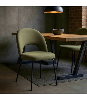 Silla industrial con estructura negra y tapizado verde moderno. Mdmhogar