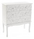 Cómoda romántica blanca de madera tallada con cuatro cajones.