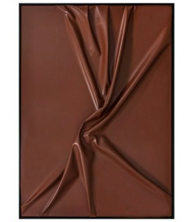 Cuadro abstracto vertical en tela burdeos con marco negro decorativo.