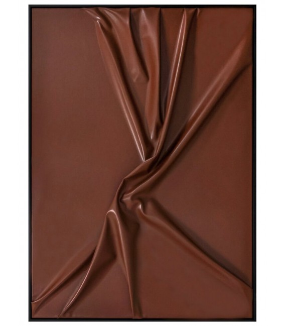 Cuadro abstracto vertical en tela burdeos con marco negro decorativo.