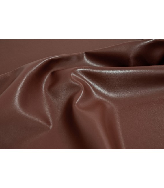 Cuadro abstracto vertical en tela burdeos con marco negro decorativo. 3