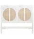 Cabecero oriental blanco tallado con panel de ratán natural.