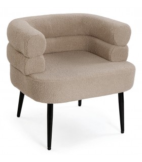 Butaca moderna tapizada en bouclé topo con patas de metal negro.