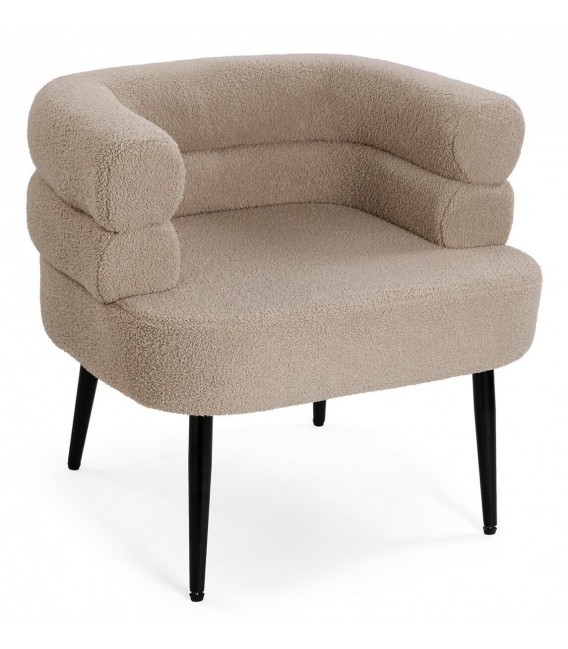 Butaca moderna tapizada en bouclé topo con patas de metal negro.