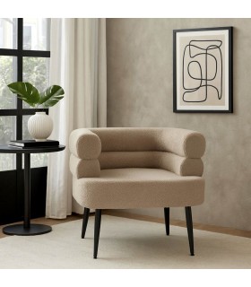 Butaca moderna tapizada en bouclé topo con patas de metal negro. Mdmhogar