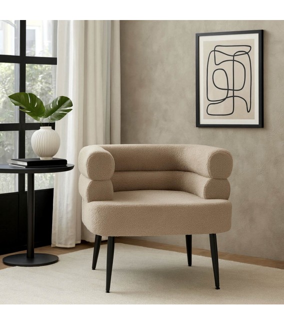 Butaca moderna tapizada en bouclé topo con patas de metal negro. Mdmhogar