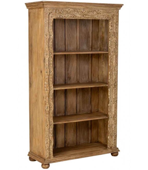 Estantería étnica de madera natural tallada a mano con baldas.