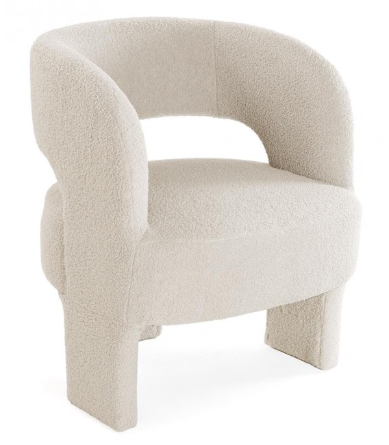 Butaca pequeña estilo ibicenco con tapizado blanco bouclé suave.