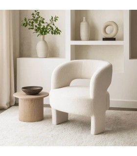 Butaca pequeña estilo ibicenco con tapizado blanco bouclé suave. Mdmhogar