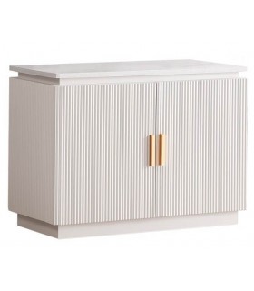 Taquillón blanco de madera con puertas y tiradores dorados.