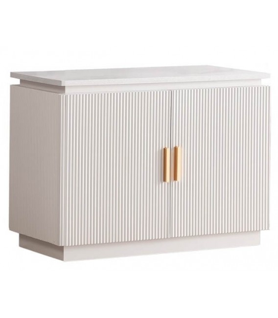 Taquillón blanco de madera con puertas y tiradores dorados.
