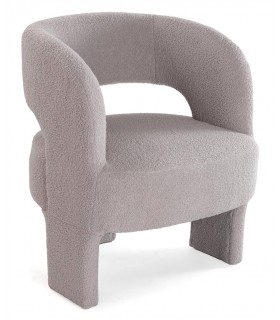 Butaca nórdica pequeña con estructura de madera y tapizado gris.