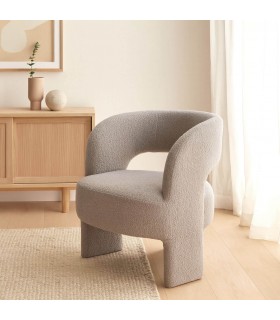 Butaca nórdica pequeña con estructura de madera y tapizado gris. mdmhogar