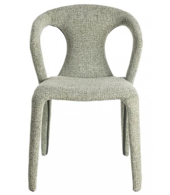 Silla tapizada en chenilla verde claro con diseño curvo y cómodo.1