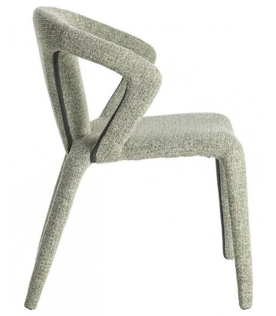 Silla tapizada en chenilla verde claro con diseño curvo y cómodo.2