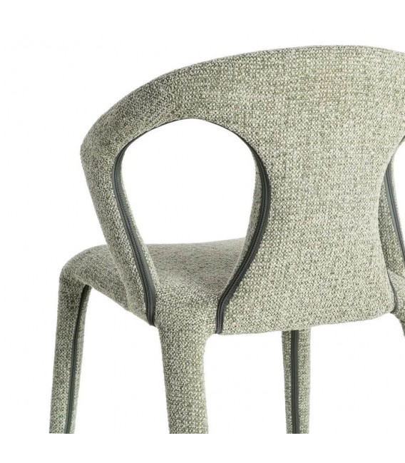 Silla tapizada en chenilla verde claro con diseño curvo y cómodo.4